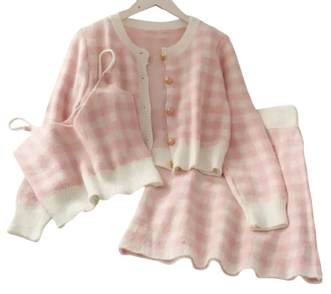 "ピンクとホワイトのチェック柄3点セットアップ。ゴールドボタン付きのカーディガン、キャミソール、フレアスカートのフェミニンコーデ。春や秋にぴったりのかわいいスタイル。"
