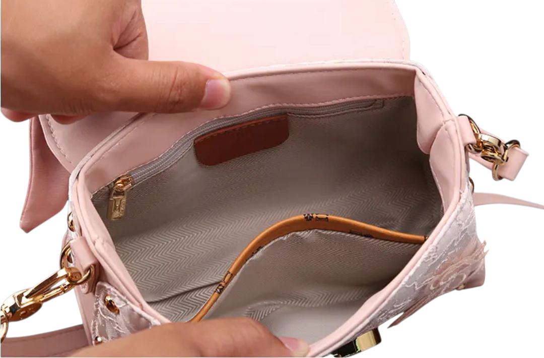 ふんわりピンクのかわいいバッグ