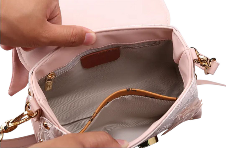 ふんわりピンクのかわいいバッグ