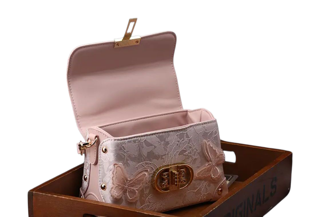 ふんわりピンクのかわいいバッグ